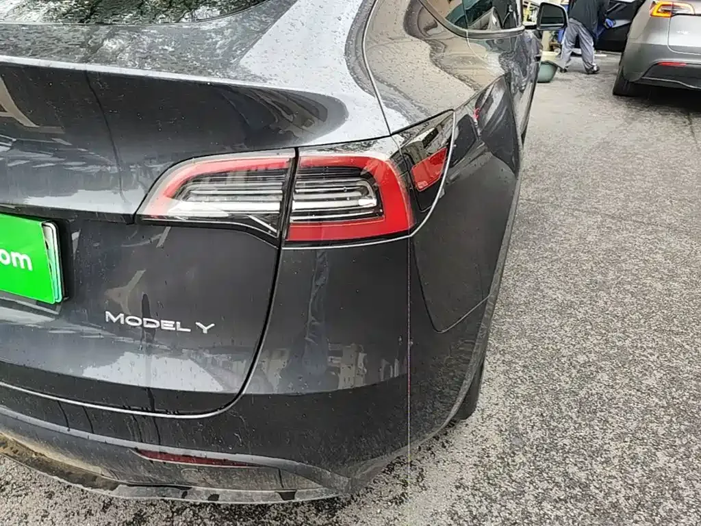 Tesla Model Y — фото 10
