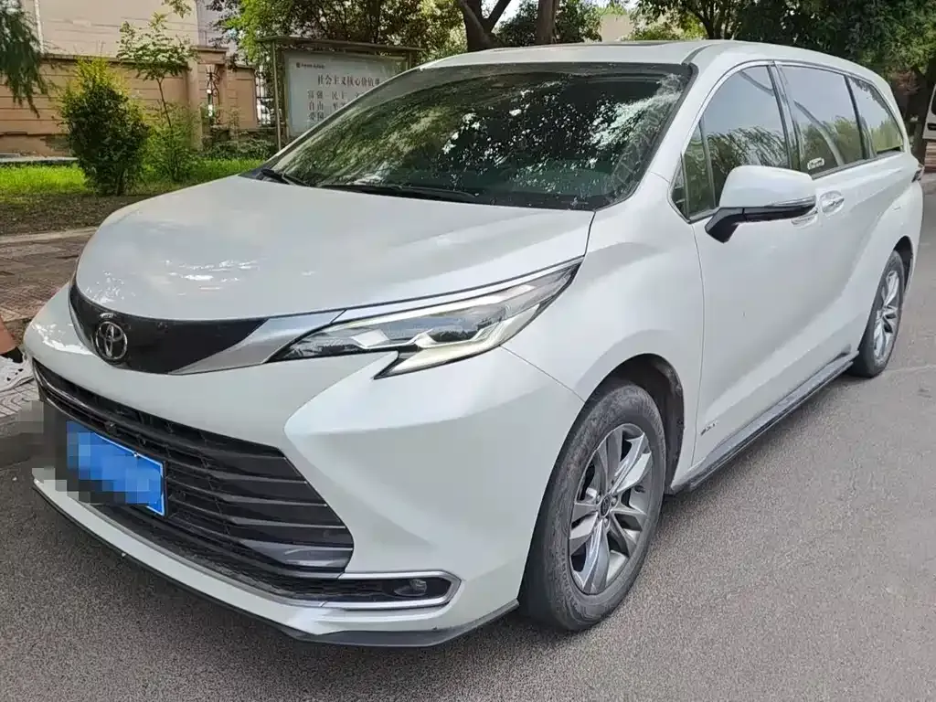Toyota Sienna — фото 1
