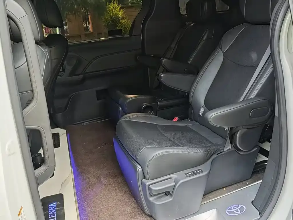 Toyota Sienna — фото 2