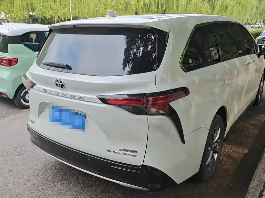 Toyota Sienna — фото 9