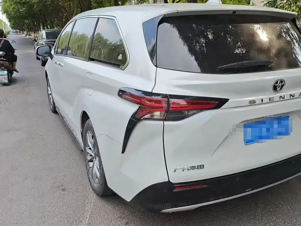 Toyota Sienna — фото 3
