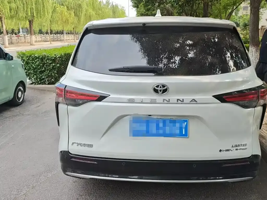 Toyota Sienna — фото 7