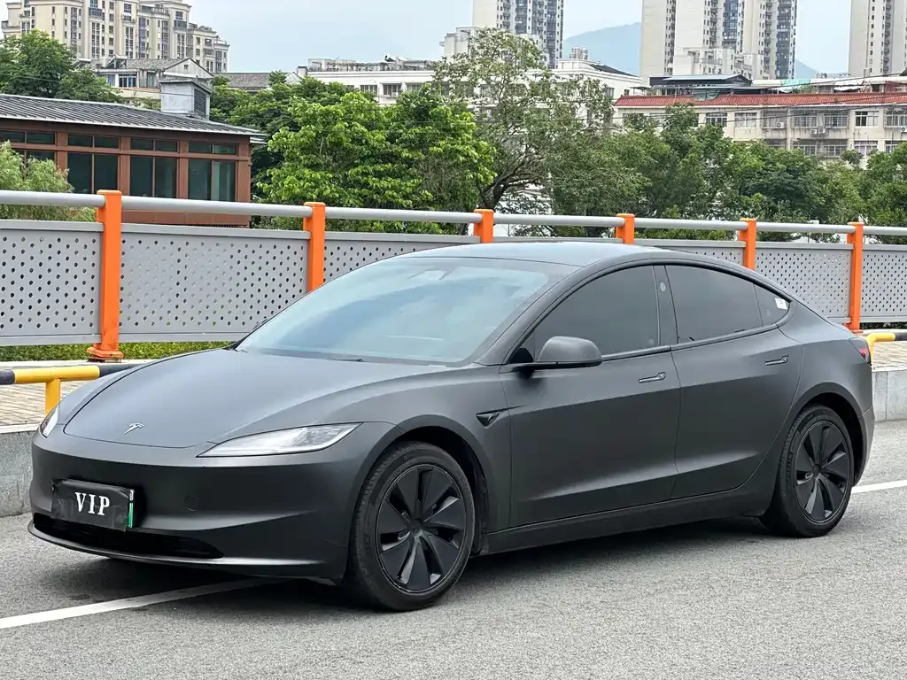 Tesla Model 3 — фото 1