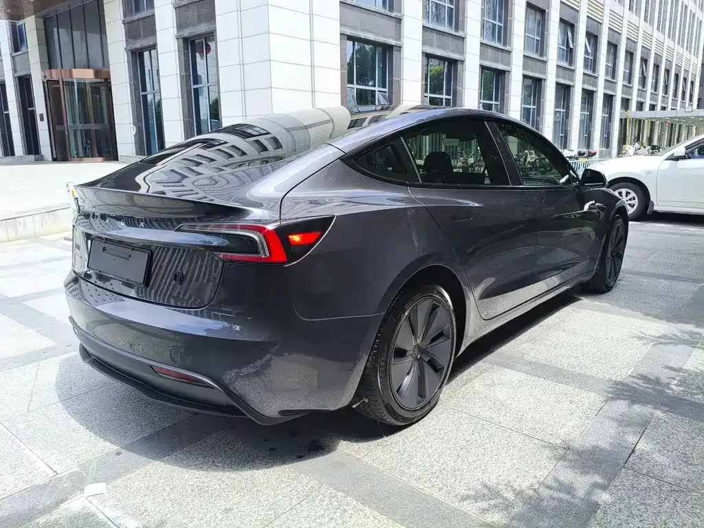 Tesla Model 3 — фото 10