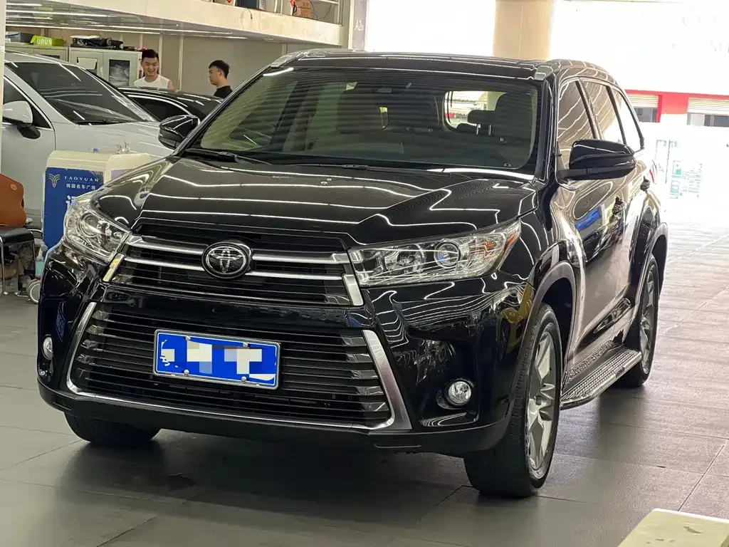 Toyota Highlander — фото 1