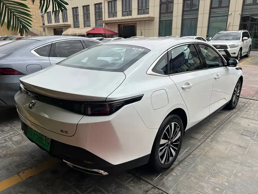 Changan Eado PHEV — фото 4