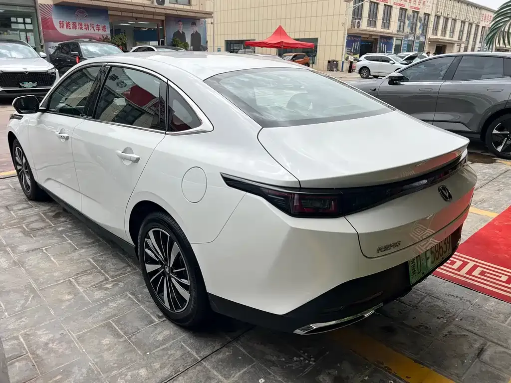 Changan Eado PHEV — фото 9