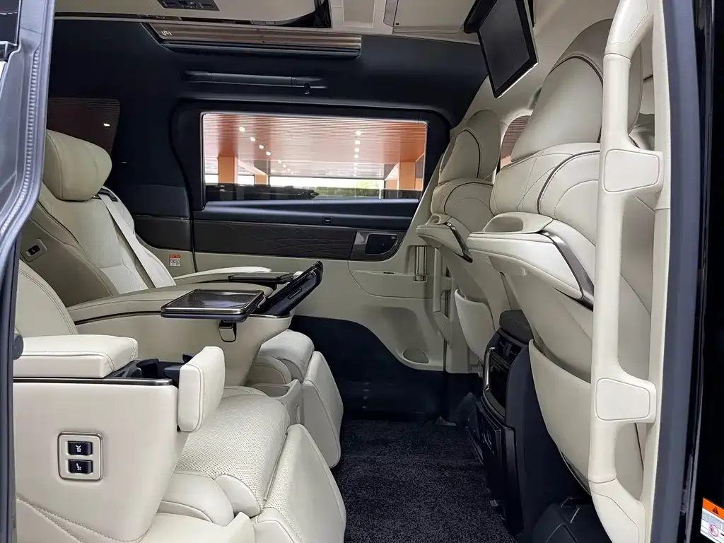Toyota Alphard — фото 9