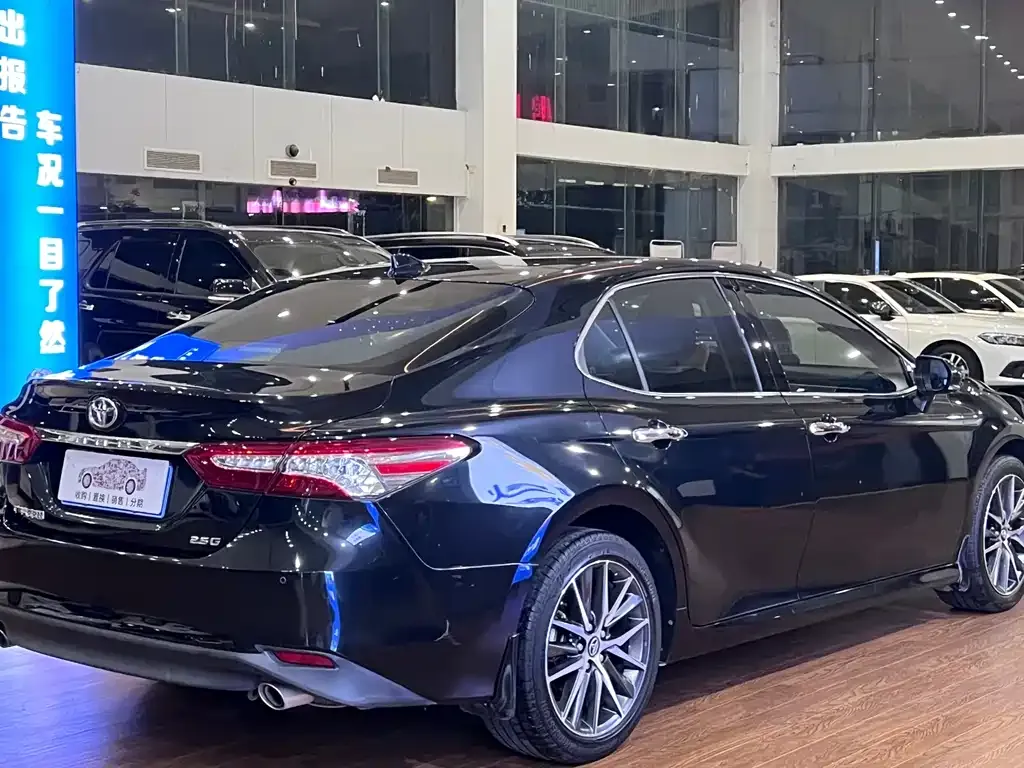 Toyota Camry — фото 10