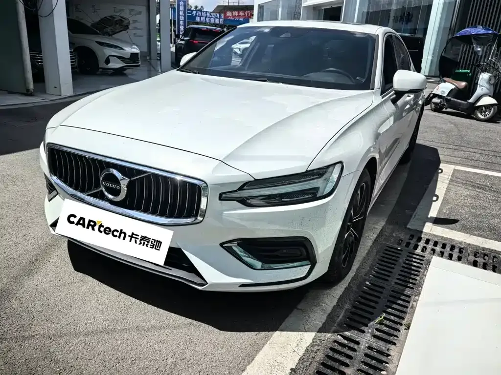 Volvo S60 — фото 1