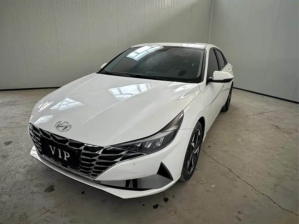 Hyundai Elantra — фото 1