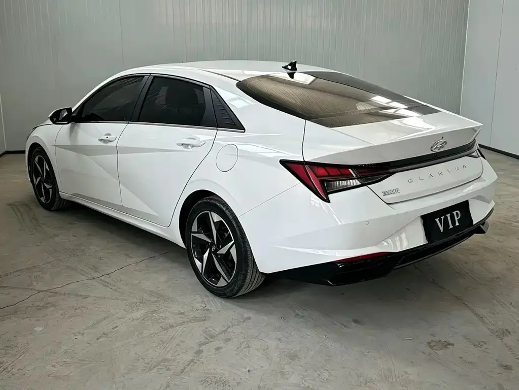 Hyundai Elantra — фото 2