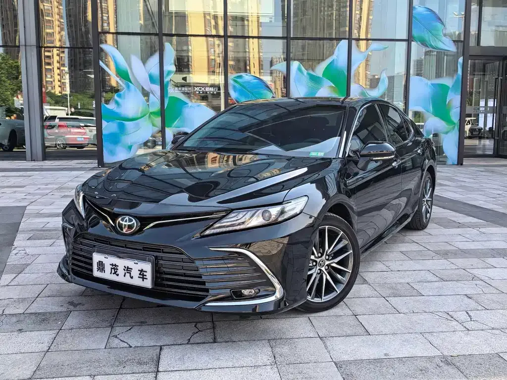 Toyota Camry — фото 1