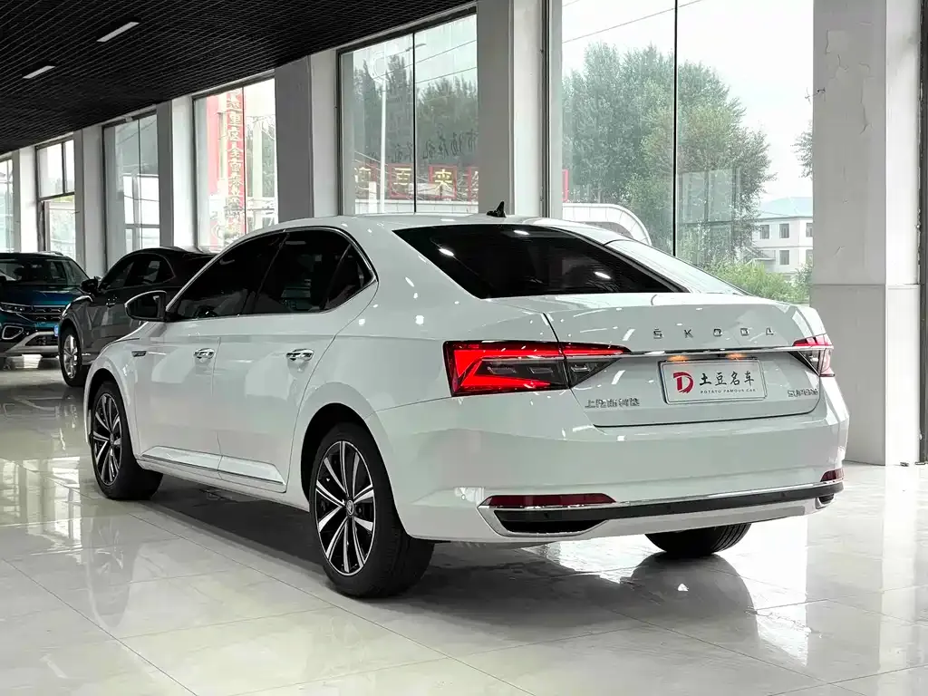 Skoda Superb — фото 2