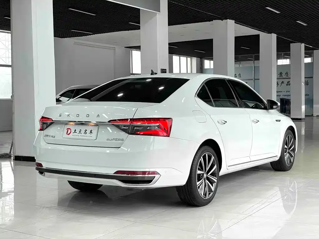 Skoda Superb — фото 9