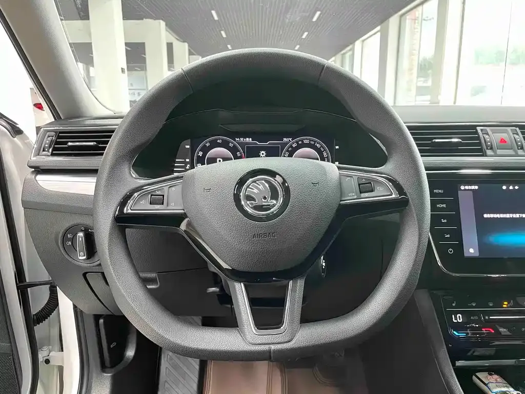 Skoda Superb — фото 3