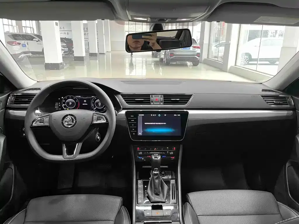 Skoda Superb — фото 10