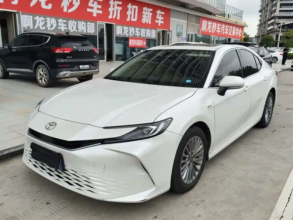 Toyota Camry — фото 1