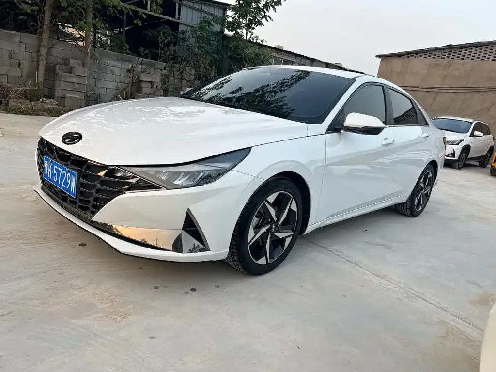 Hyundai Elantra — фото 1