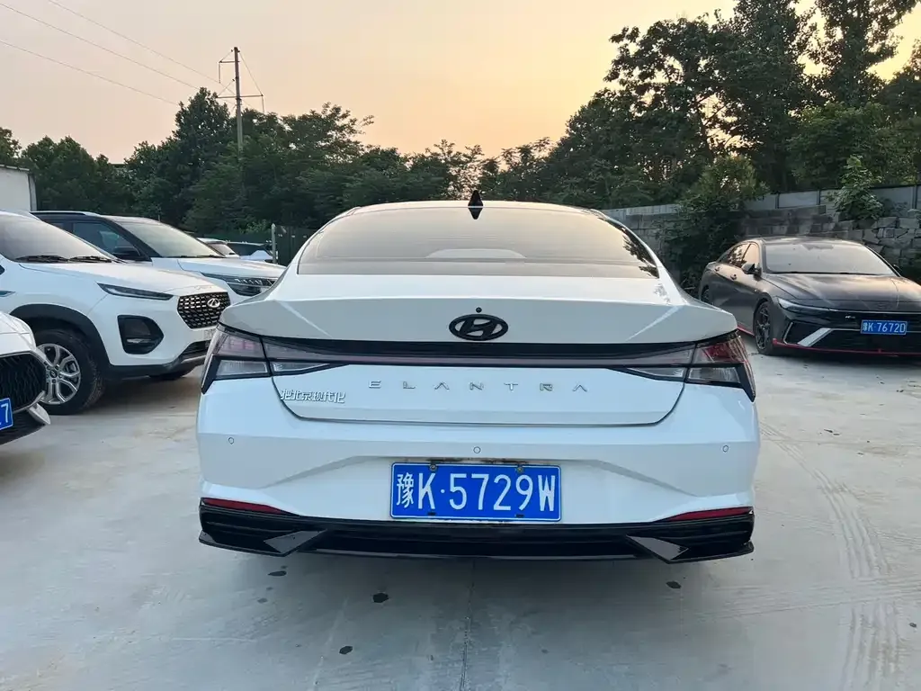 Hyundai Elantra — фото 7