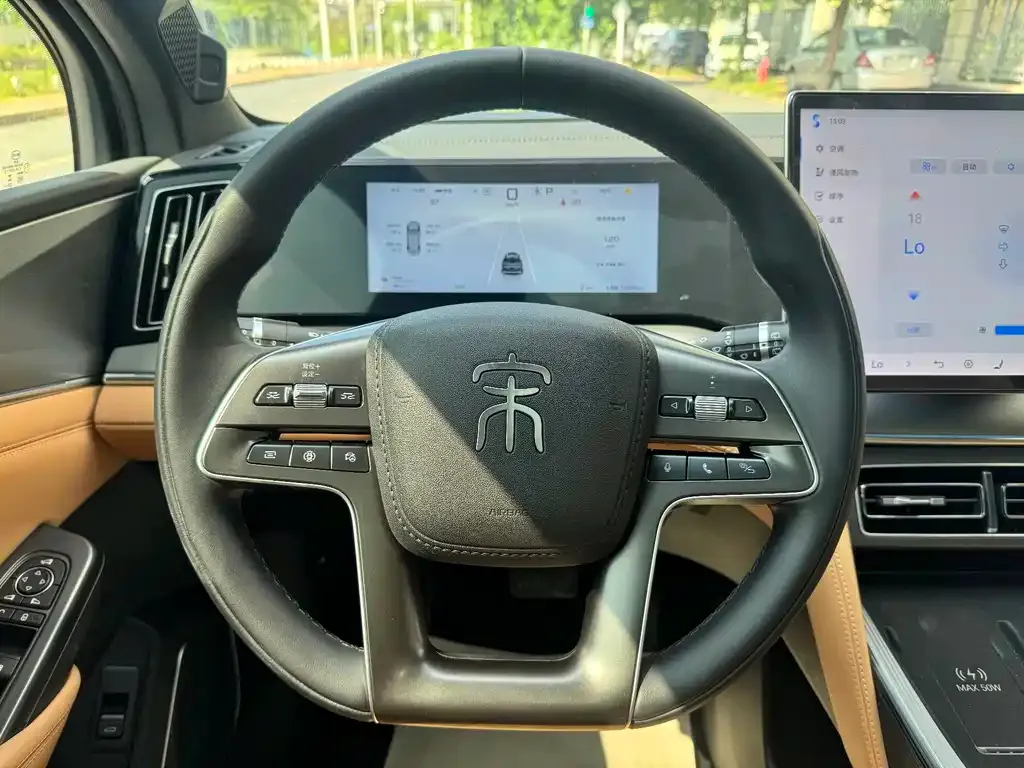 BYD L DM-i — фото 4