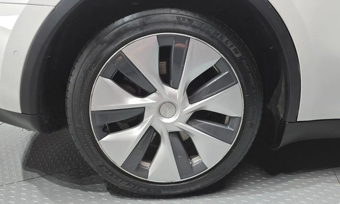 Tesla Model Y — фото 8
