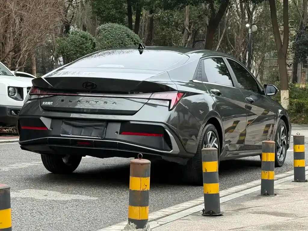 Hyundai Elantra — фото 7