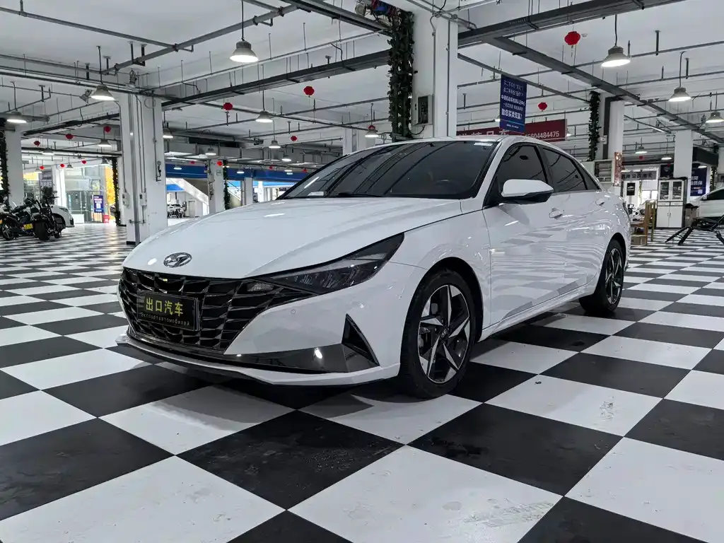 Hyundai Elantra — фото 1