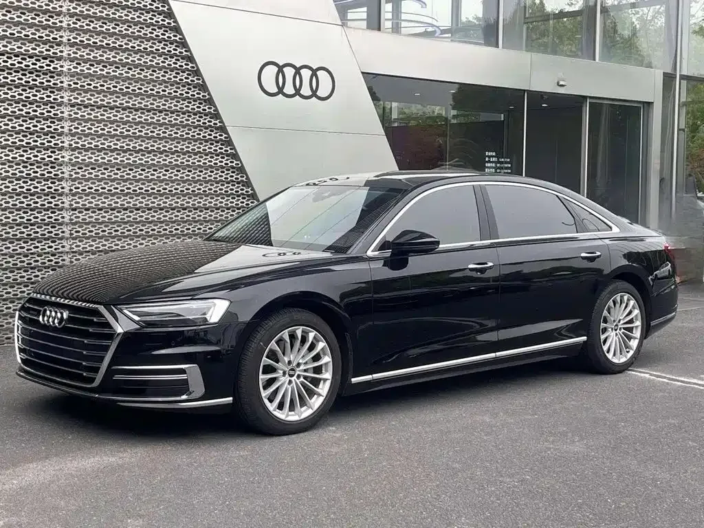 Audi A8 — фото 1