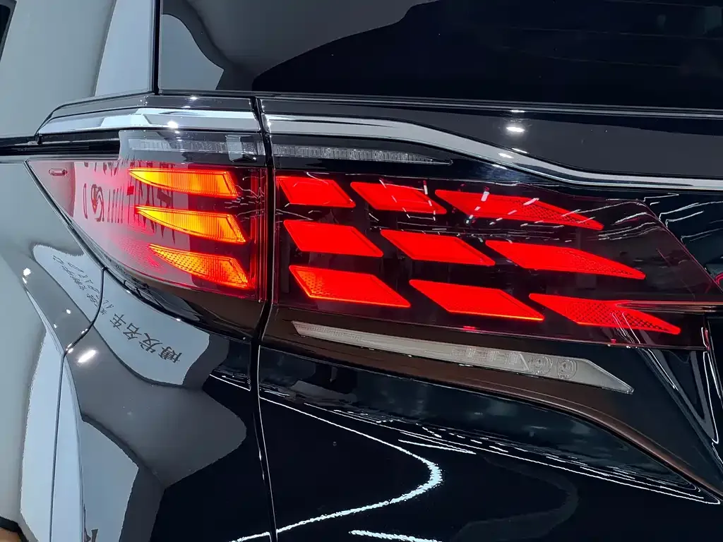 Toyota Alphard — фото 8