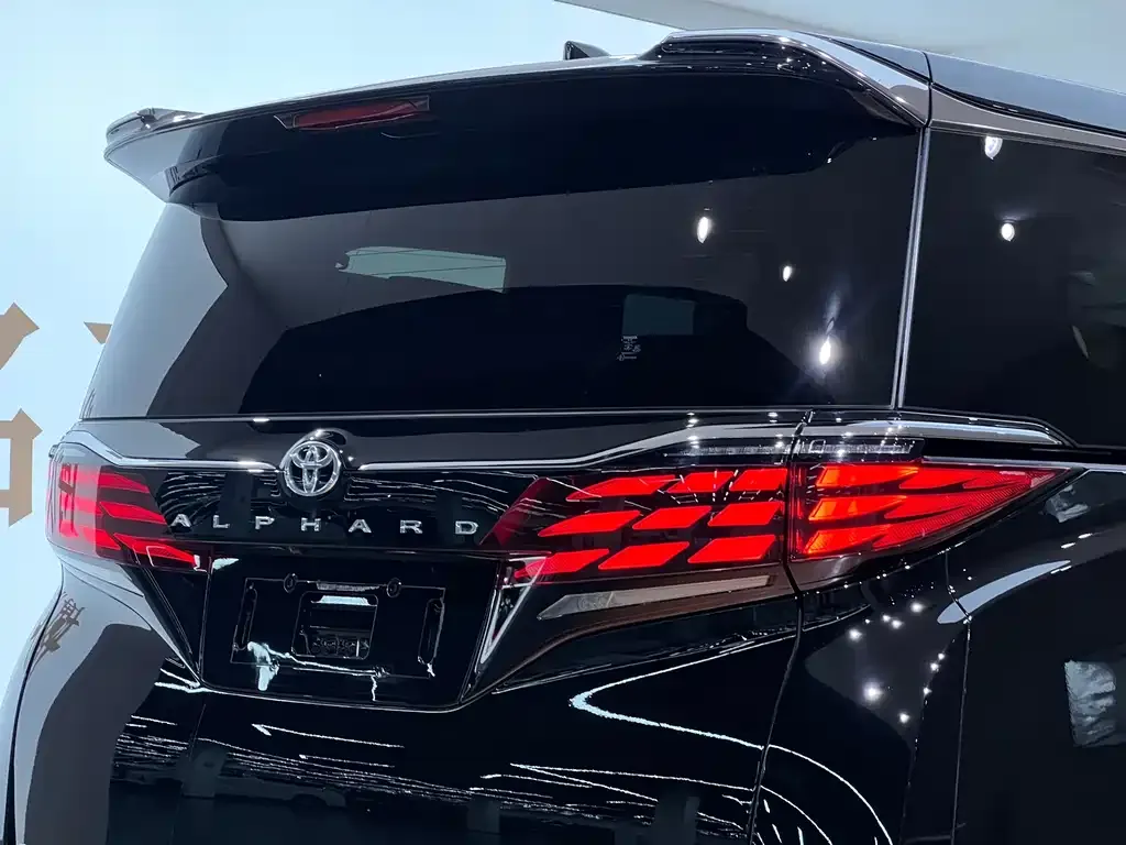 Toyota Alphard — фото 3