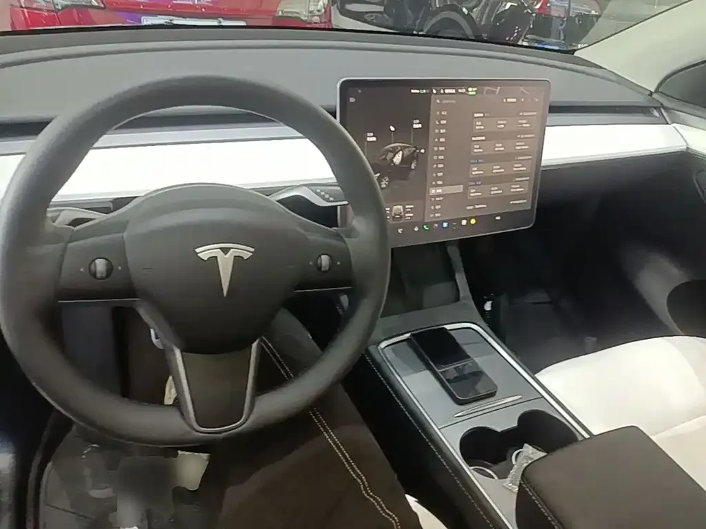 Tesla Model Y — фото 8