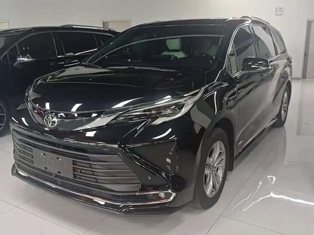 Toyota Sienna — фото 1