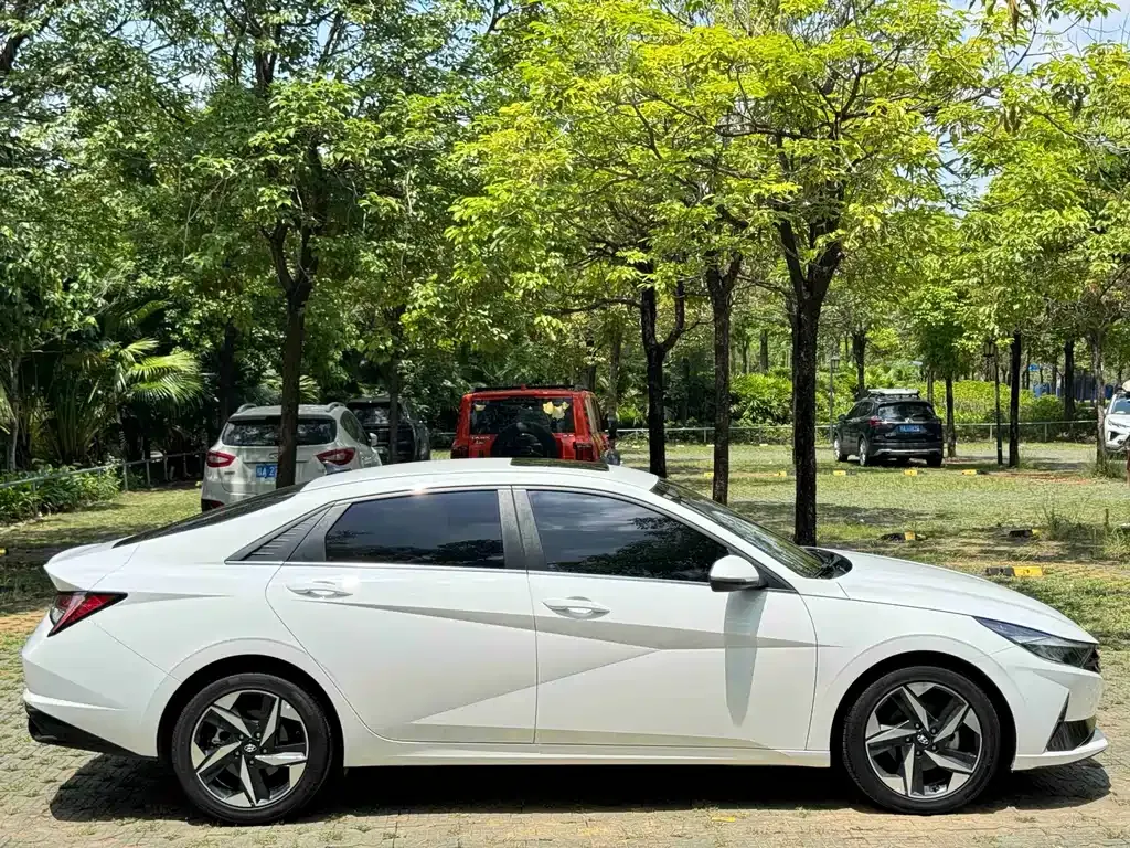 Hyundai Elantra — фото 10