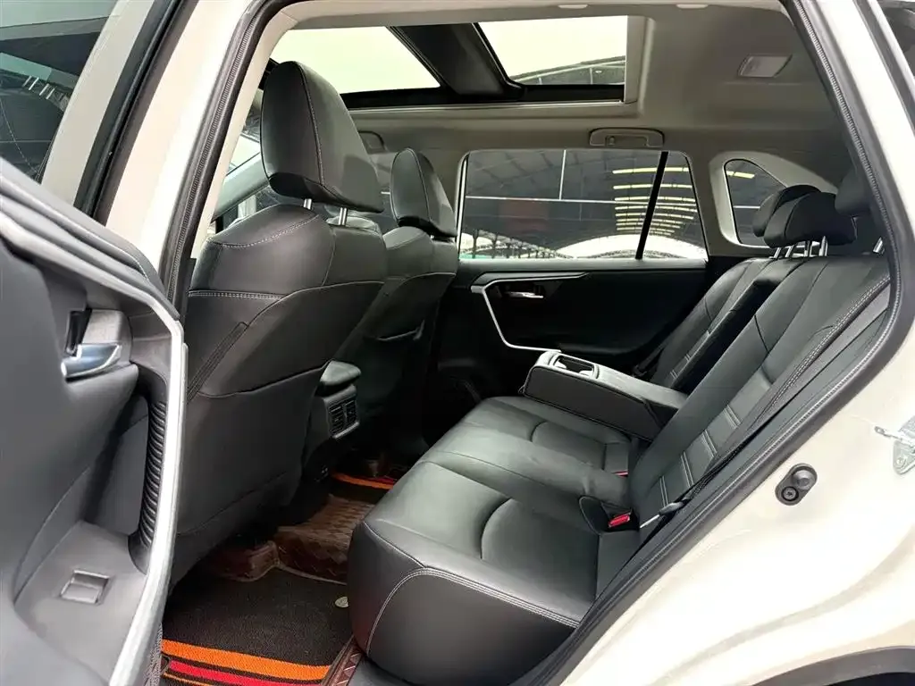 Toyota RAV4 — фото 6