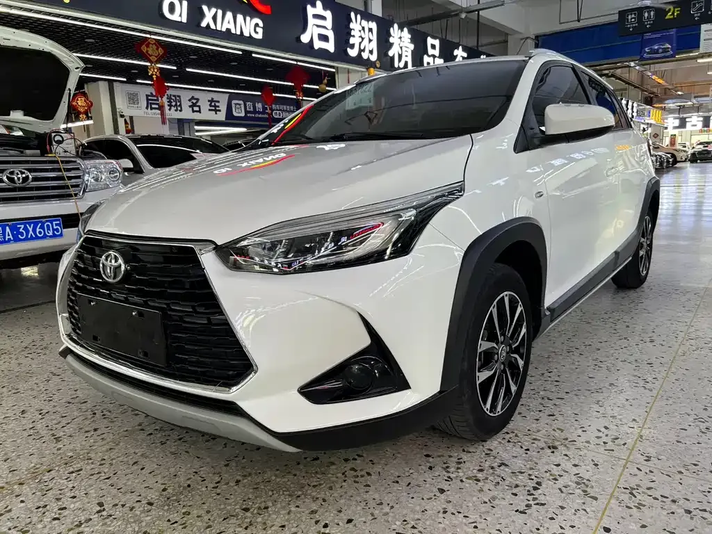 Toyota Yaris L — фото 1