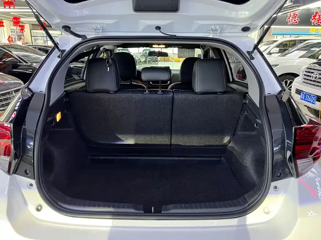 Toyota Yaris L — фото 3