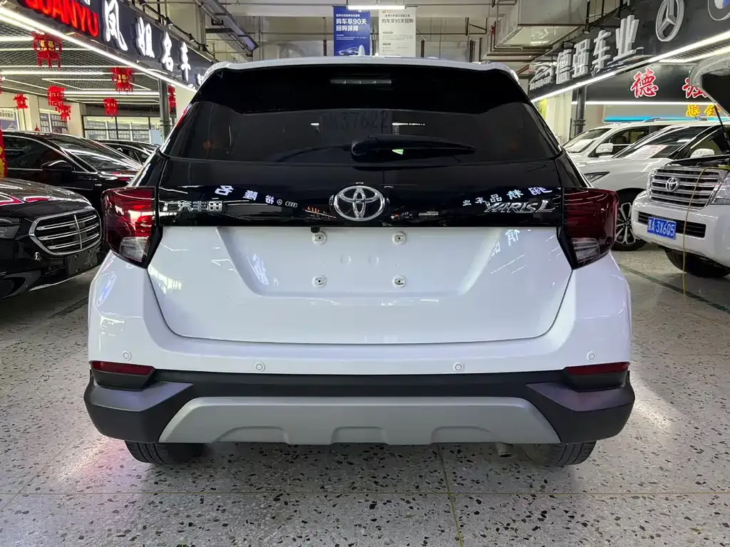 Toyota Yaris L — фото 8
