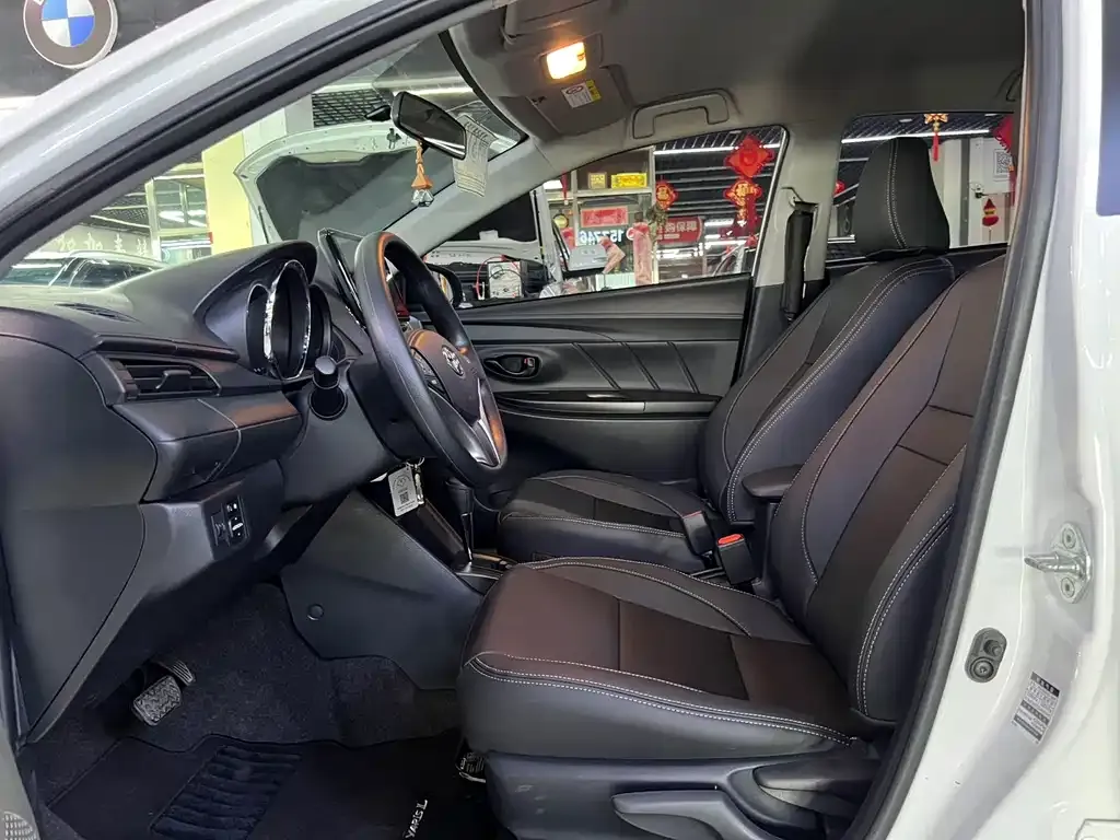 Toyota Yaris L — фото 4