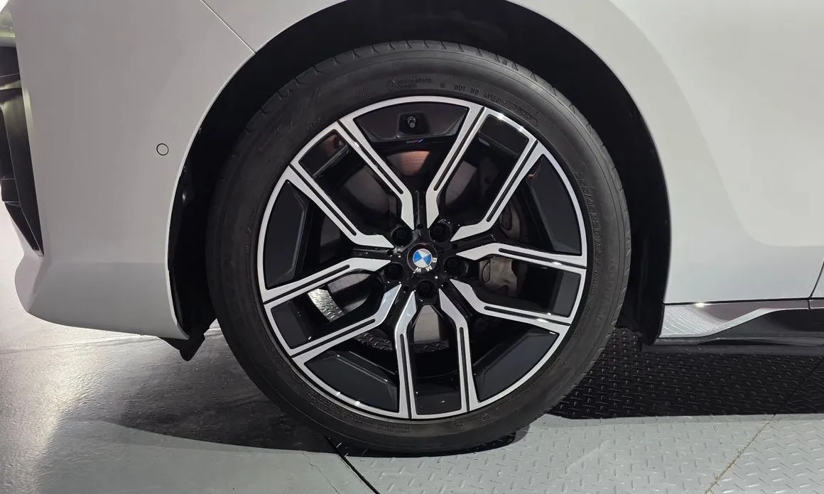 BMW i7 — фото 2