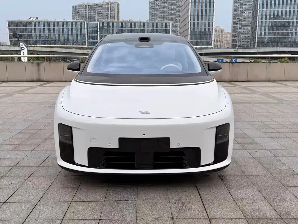 Li Auto i8 — фото 1