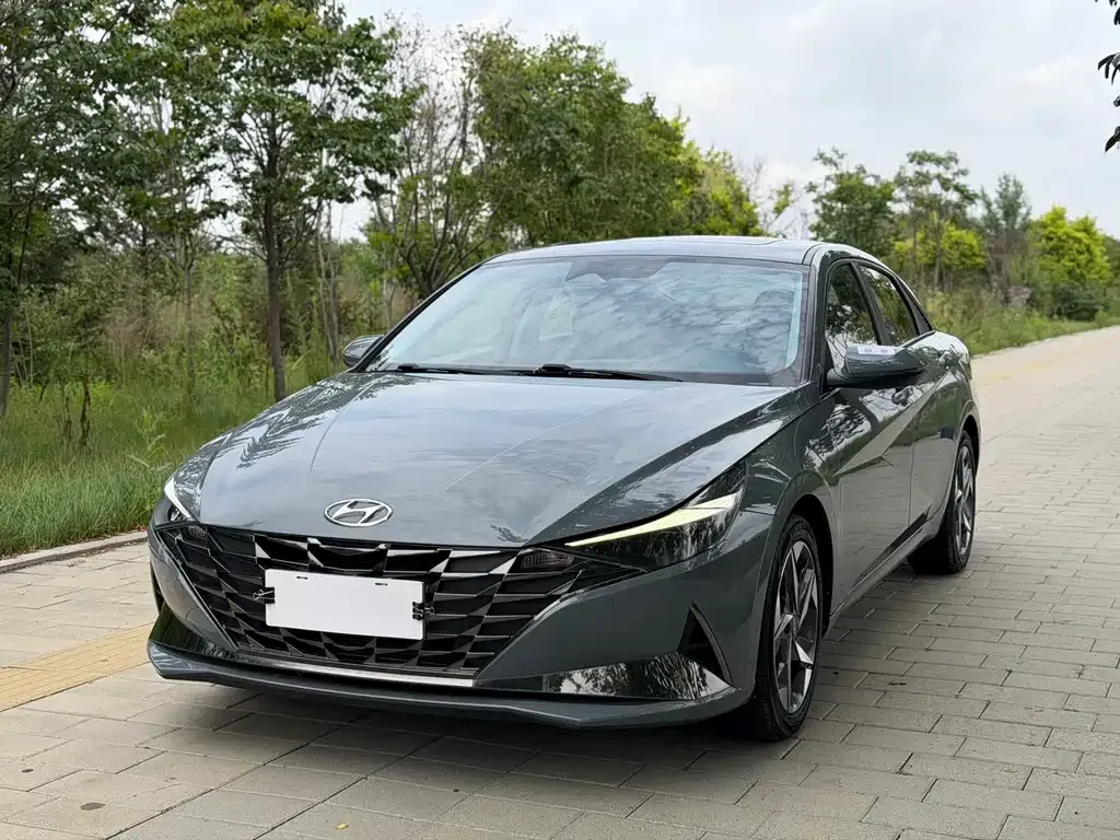 Hyundai Elantra — фото 1