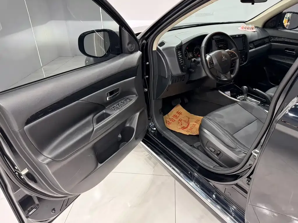 Mitsubishi Outlander — фото 10