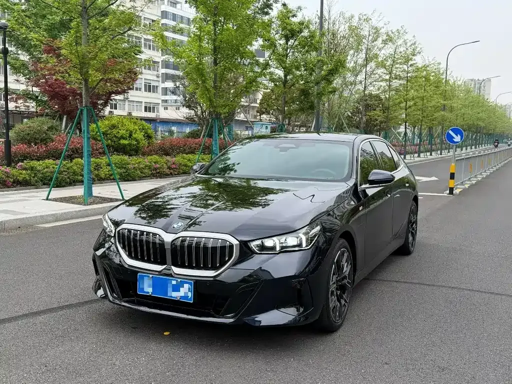 BMW 5 Series — фото 1