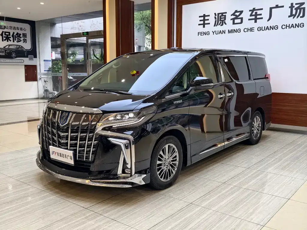Toyota Alphard — фото 1