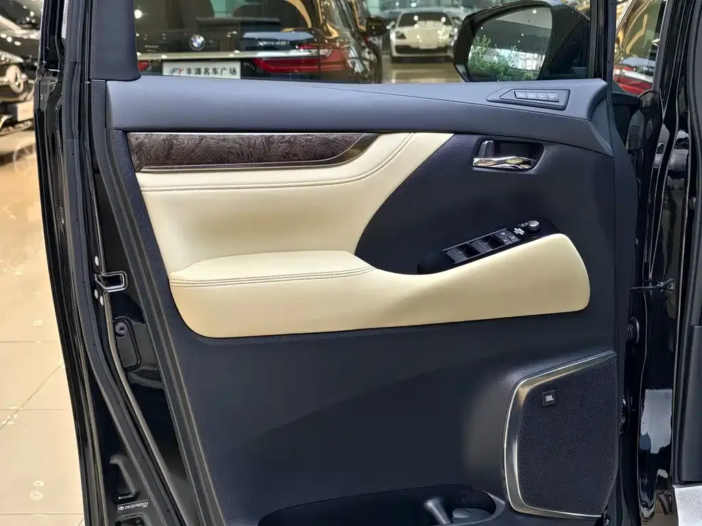 Toyota Alphard — фото 7
