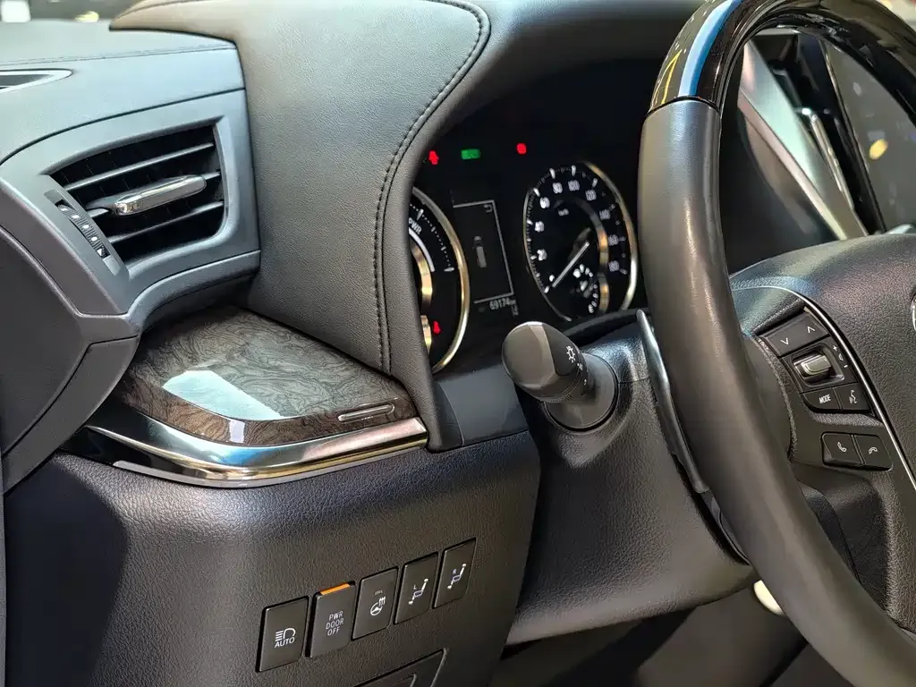 Toyota Alphard — фото 10