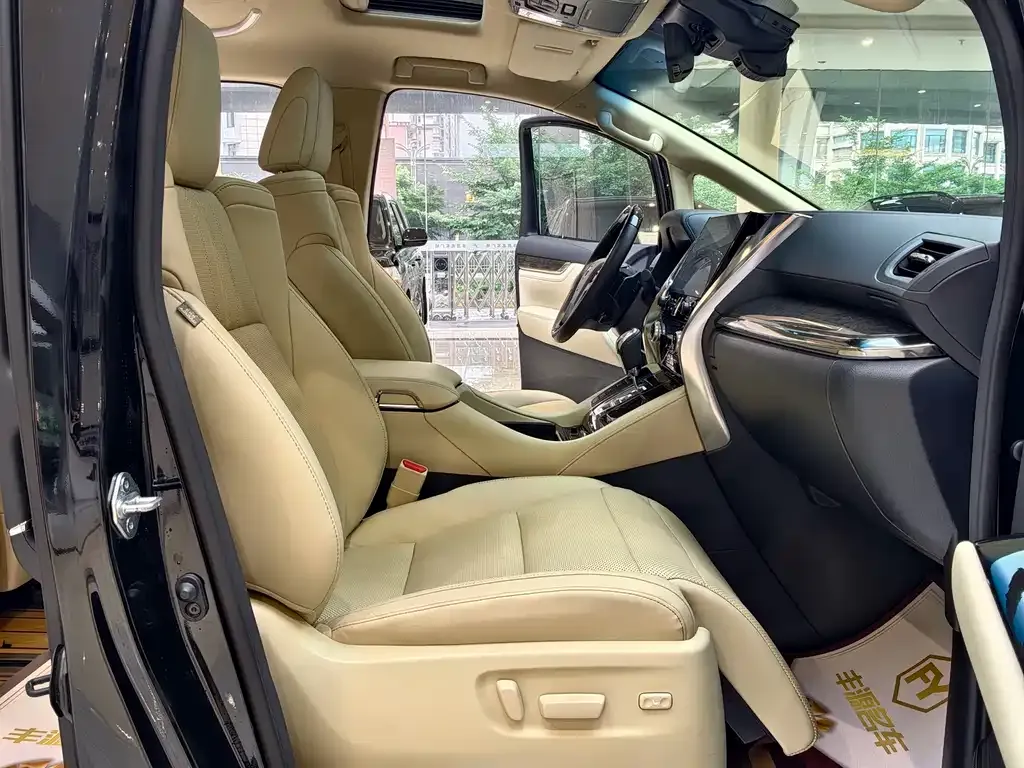 Toyota Alphard — фото 9
