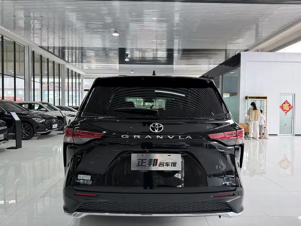 Toyota Granvia — фото 2