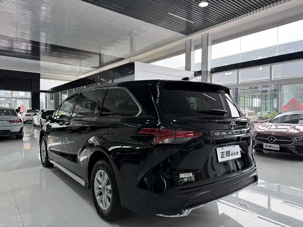 Toyota Granvia — фото 9